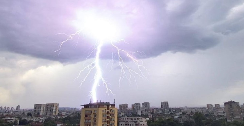 Силна гръмотевична буря удари София Тъмни облаци изпълниха небето преди да